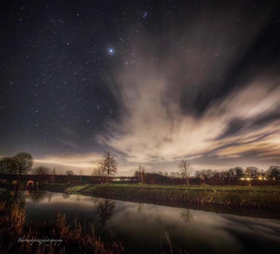 Sterrennacht boven de plas, weerfoto door Babs Potze (januari)