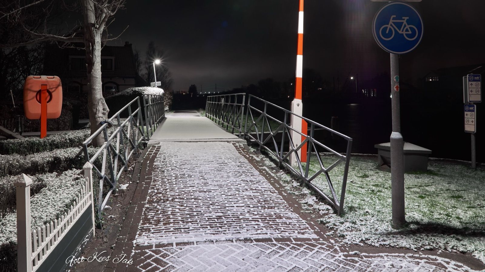 Besneeuwd bruggetje in de nacht, weerfoto door Kees Jak (november)