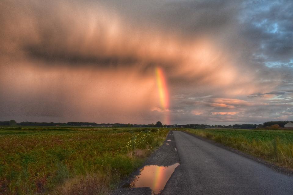 Regenboog boven de landweg, weerfoto door Caroline Berkers (augustus)