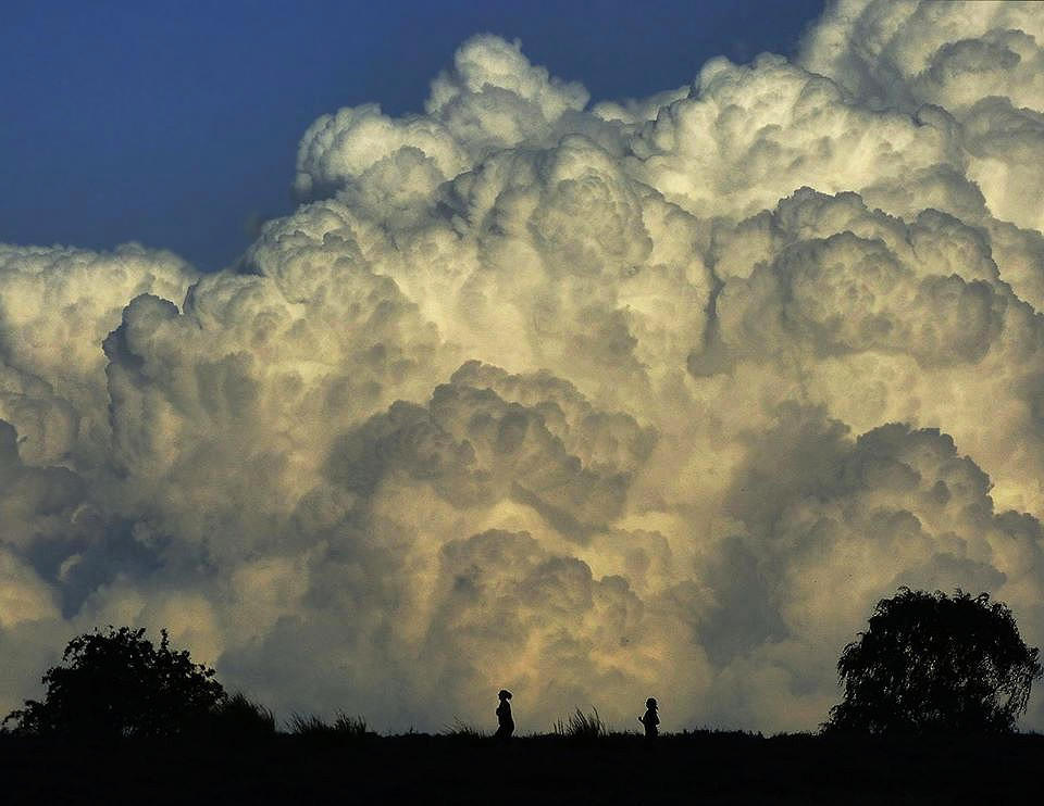 Stapelwolken als bergen, weerfoto door Chris Meewis (augustus)