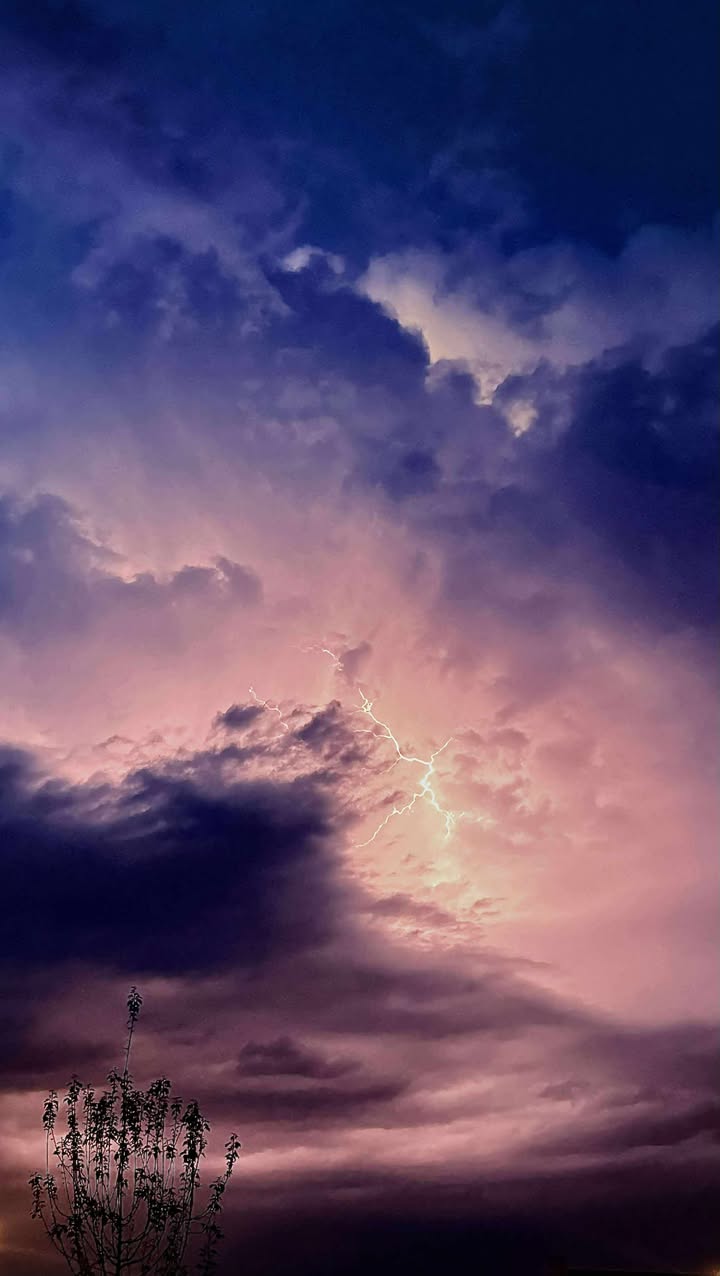 Bliksem in een paarse lucht, weerfoto door Denise Verhagen (juni)