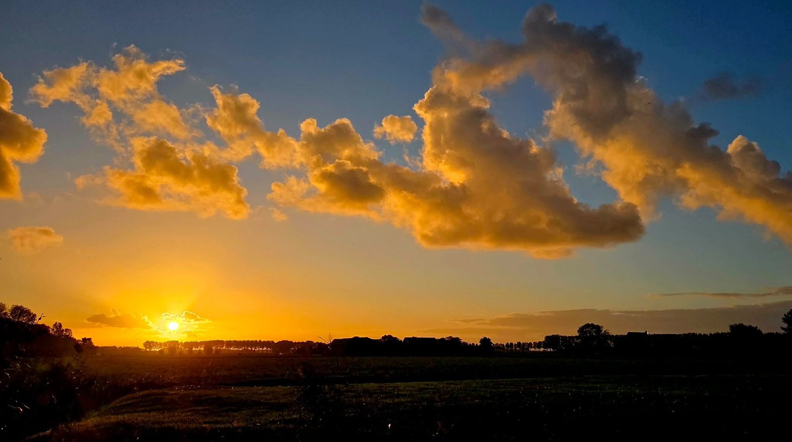 Gouden wolken boven Rockanje, weerfoto door Dieuwertje Troost-Sandberg (september)