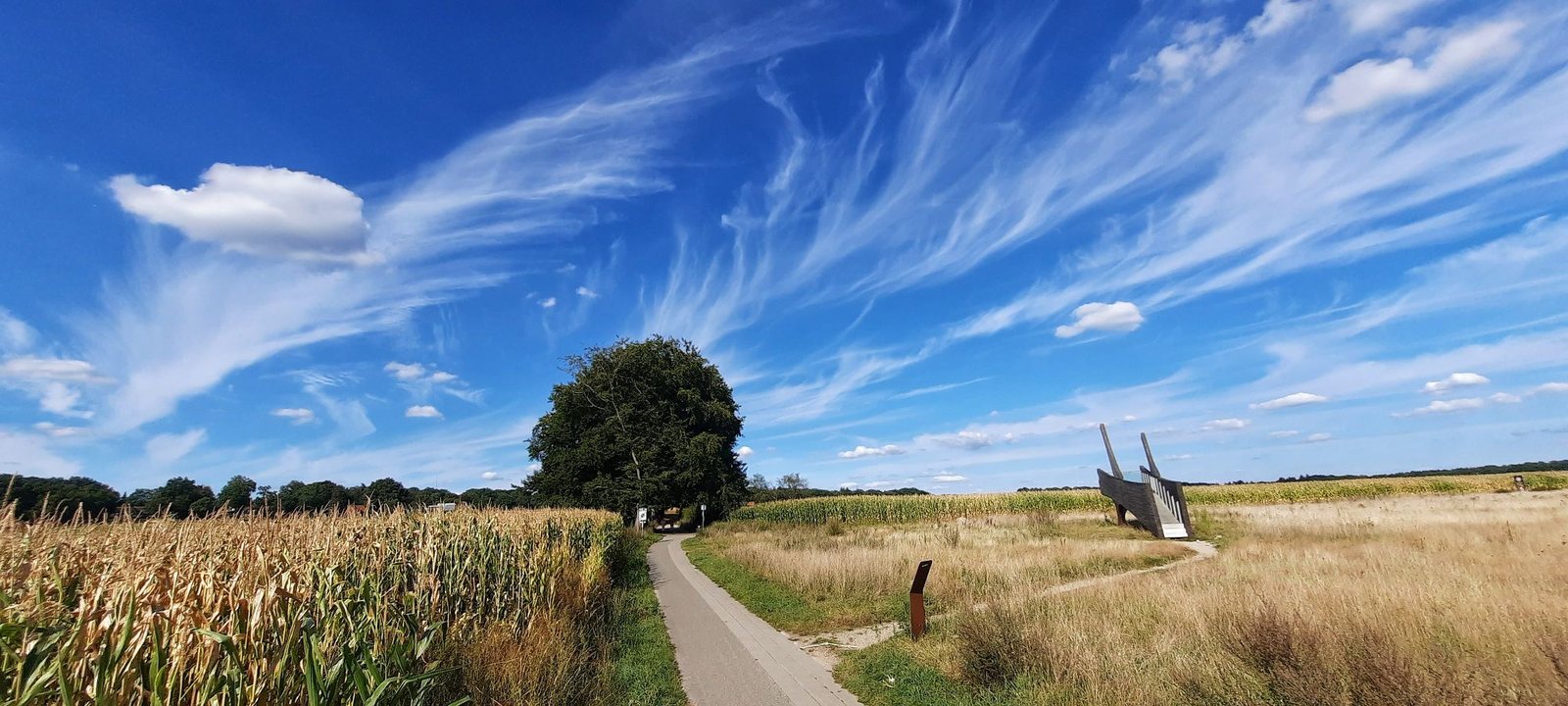 Vederwolken boven het land, weerfoto door Gerrit Willems (september)