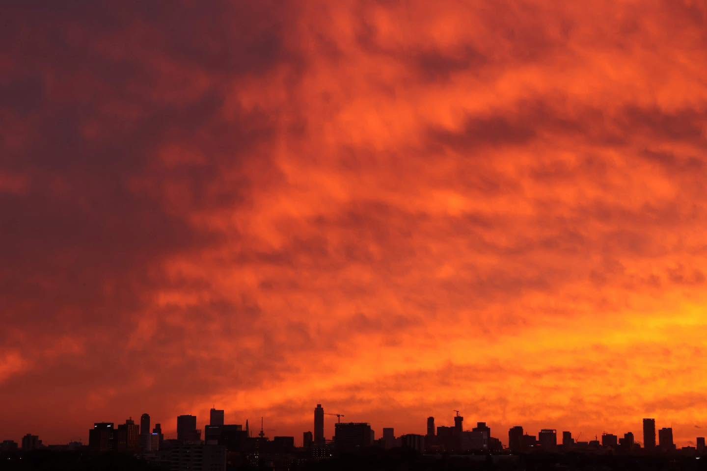 Vuurrode lucht boven de skyline, weerfoto door Jeroen van Zomeren (september)