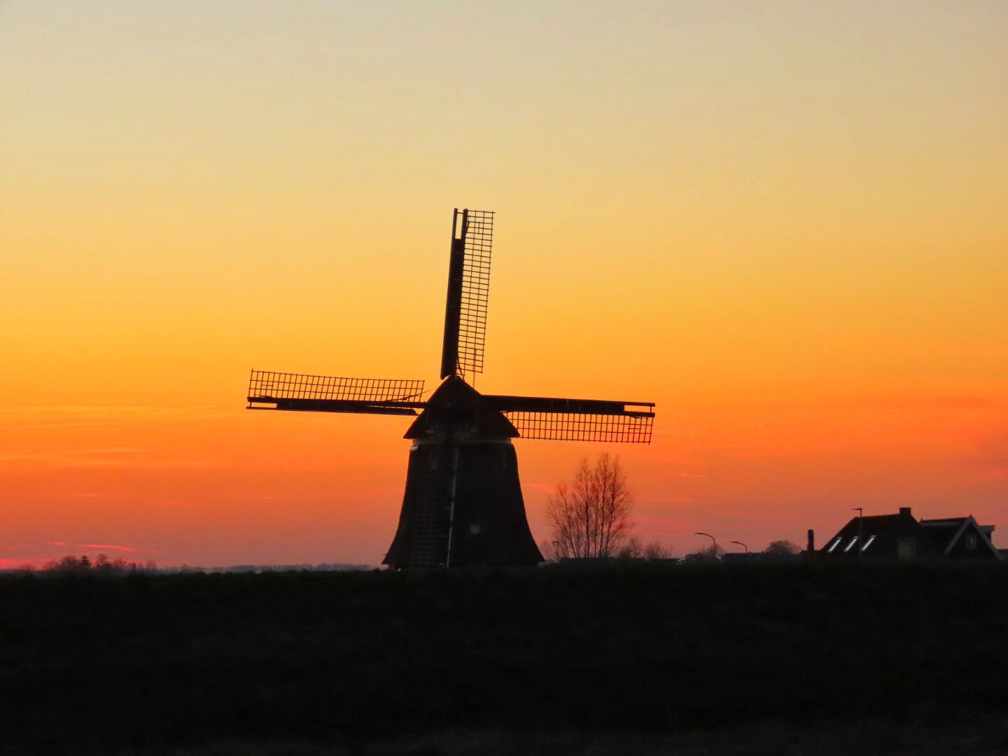 Molen in het avondrood, weerfoto door José Bosch (mei)