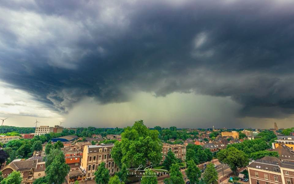 Regenlucht boven de stad, weerfoto door Lisa Kompier (juli)