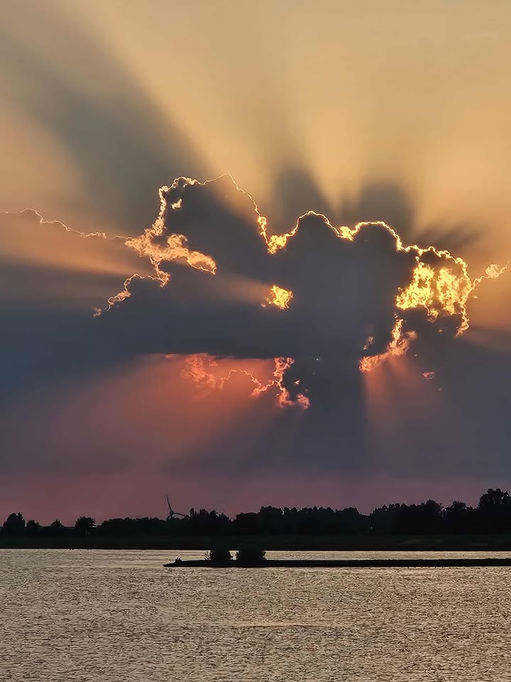 Zonnestralen achter de wolk, weerfoto door Marga Brandsma (juli)