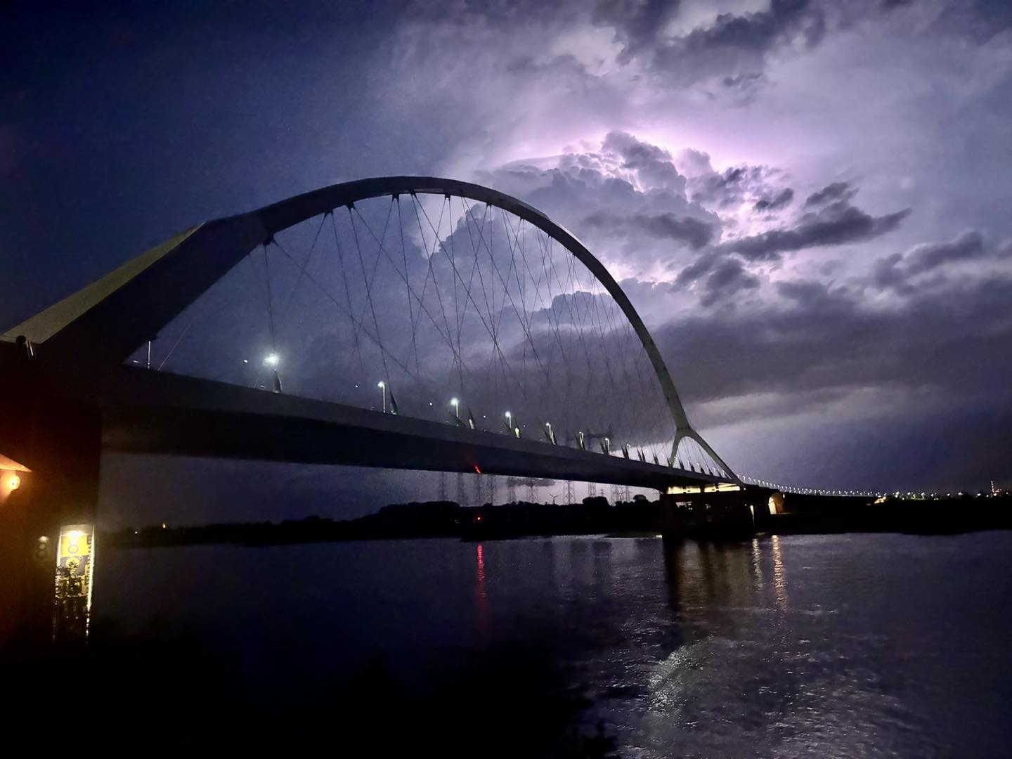 Onweer boven de brug, weerfoto door Pieter Loeffen (augustus)