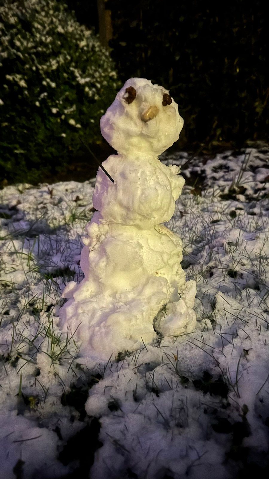 Kleine sneeuwpop bij avondlicht, weerfoto door Jolanda Bakker (november)