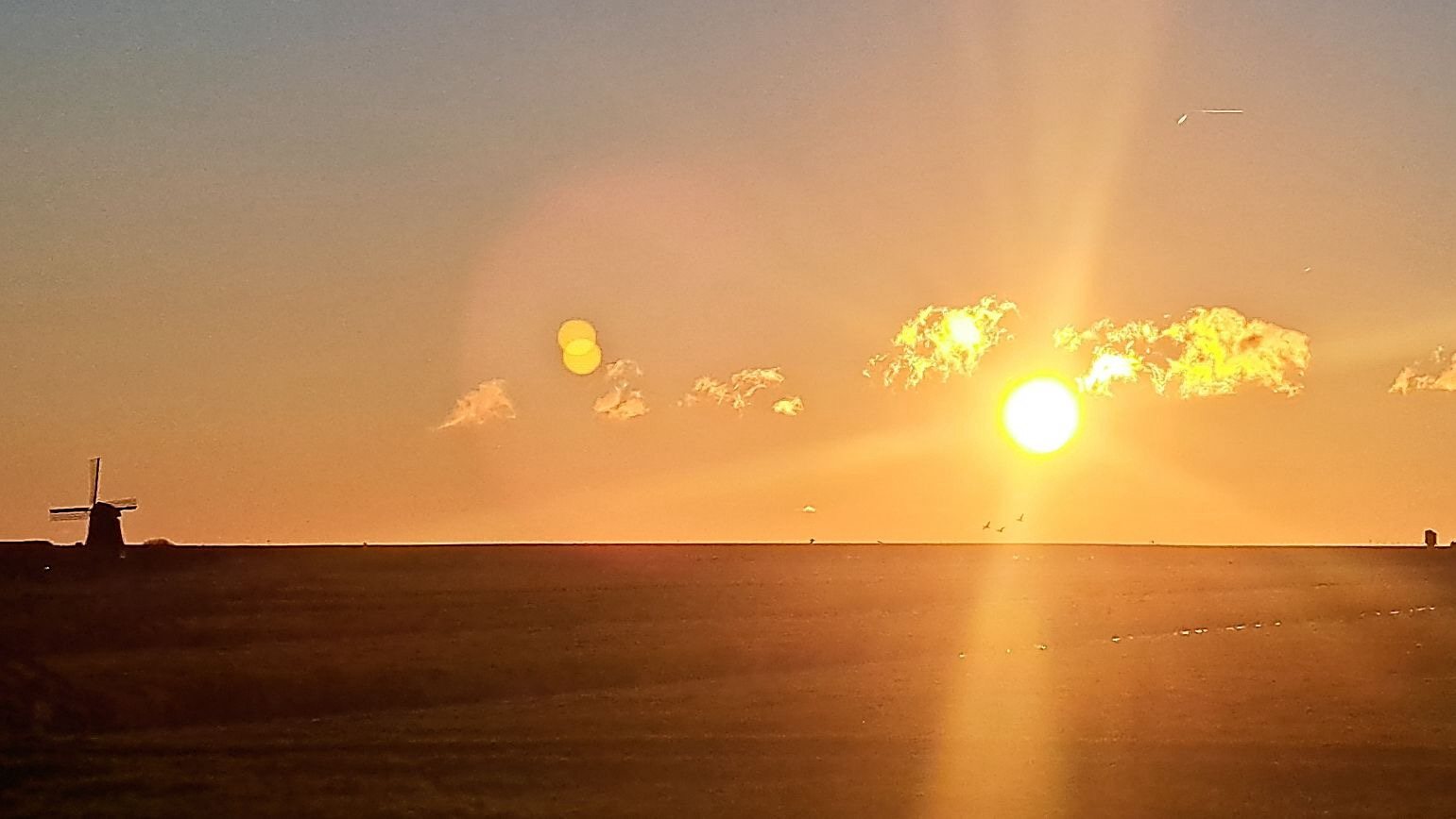 Melkzon boven zee, weerfoto door Susanne Burggraaf-Nieuwpoort (oktober)